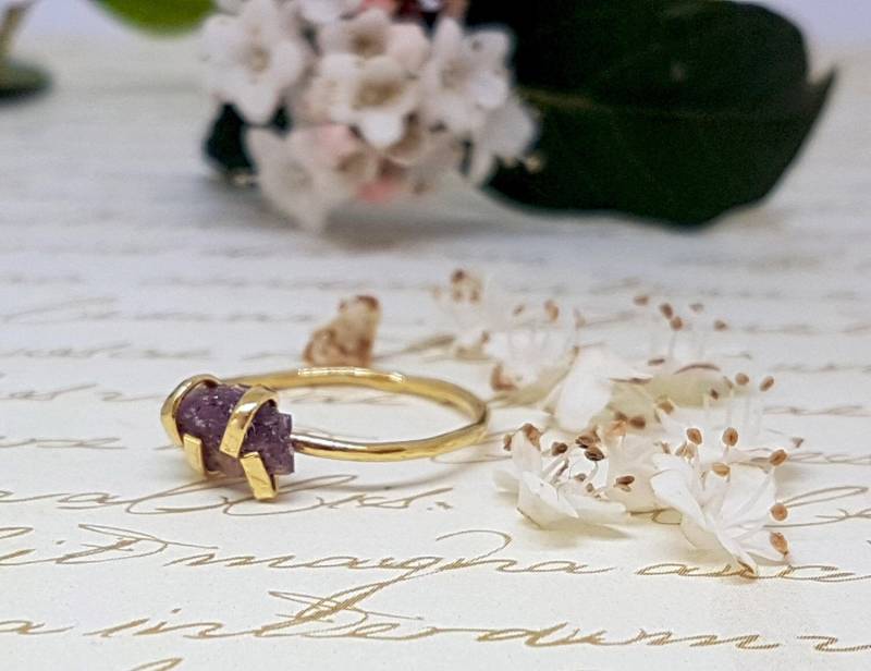 Roter Rubin Ring Gold, Roher Ring, Edelstein Juli Birthstone Stacking Gold von gazellejewelry