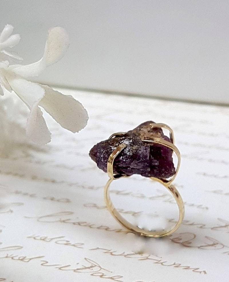 Rubin Gold Solitär Ring, Roher Goldring, Roter Natürlicher Juli Geburtsstein Schmuck, Rohedelstein Ring von gazellejewelry