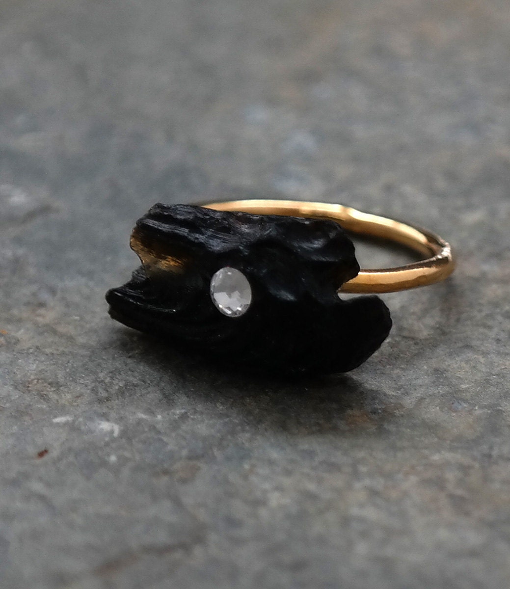 Schwarzer Lava Ring, Gold Stein Naturstein, Goldring, Schwarz Bio Edelstein Schmuck Schwarzer Lava Ring, Gold Stein Naturstein, Goldring, Schwarz Bio Edelstein Schmuck von gazellejewelry