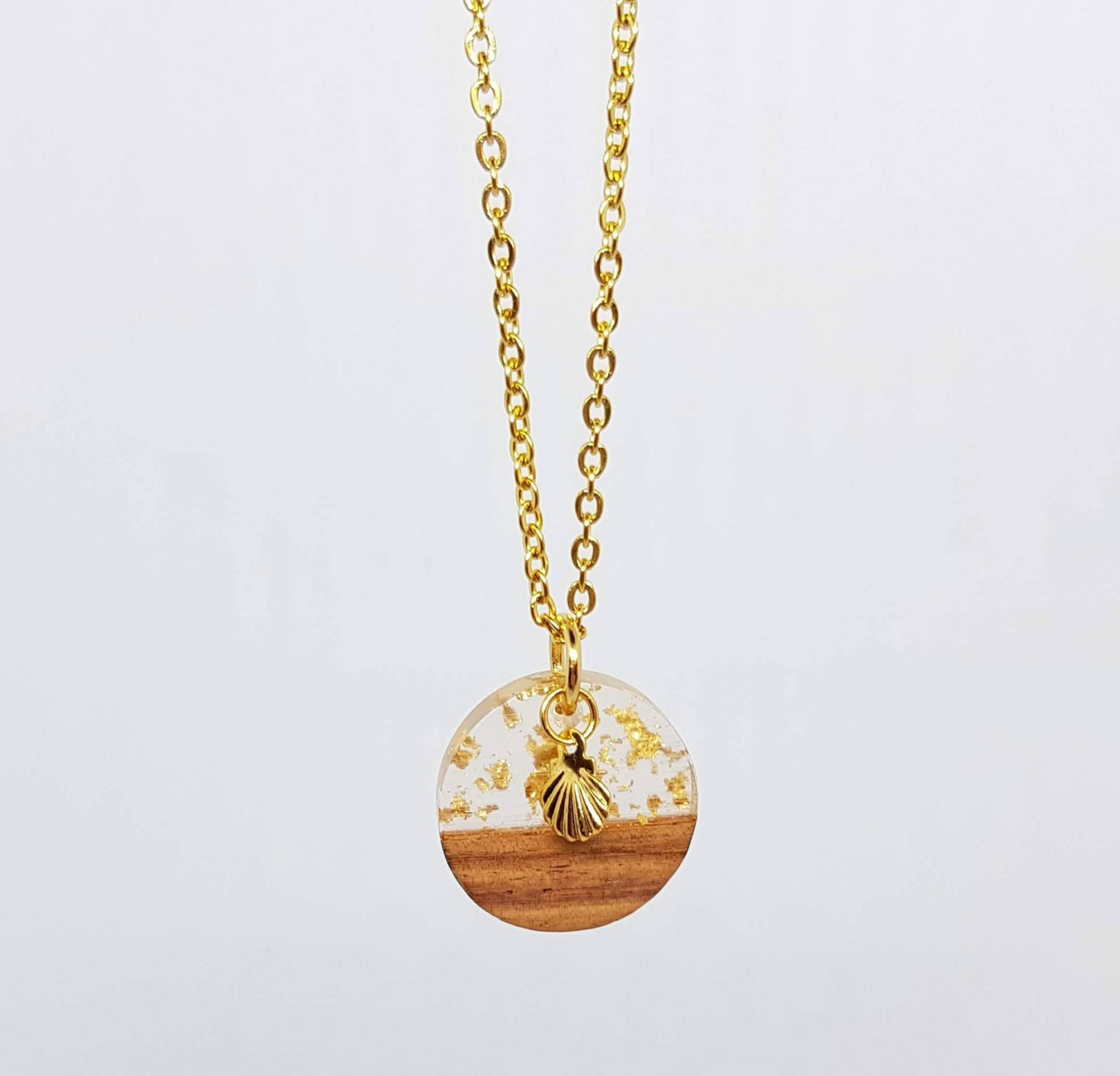 Halskette Mit Kunstharz & Holz Anhänger Goldflakes Von Geraspel von geRaspel