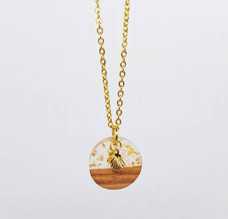 Halskette Mit Kunstharz & Holz Anhänger Goldflakes Von Geraspel von geRaspel