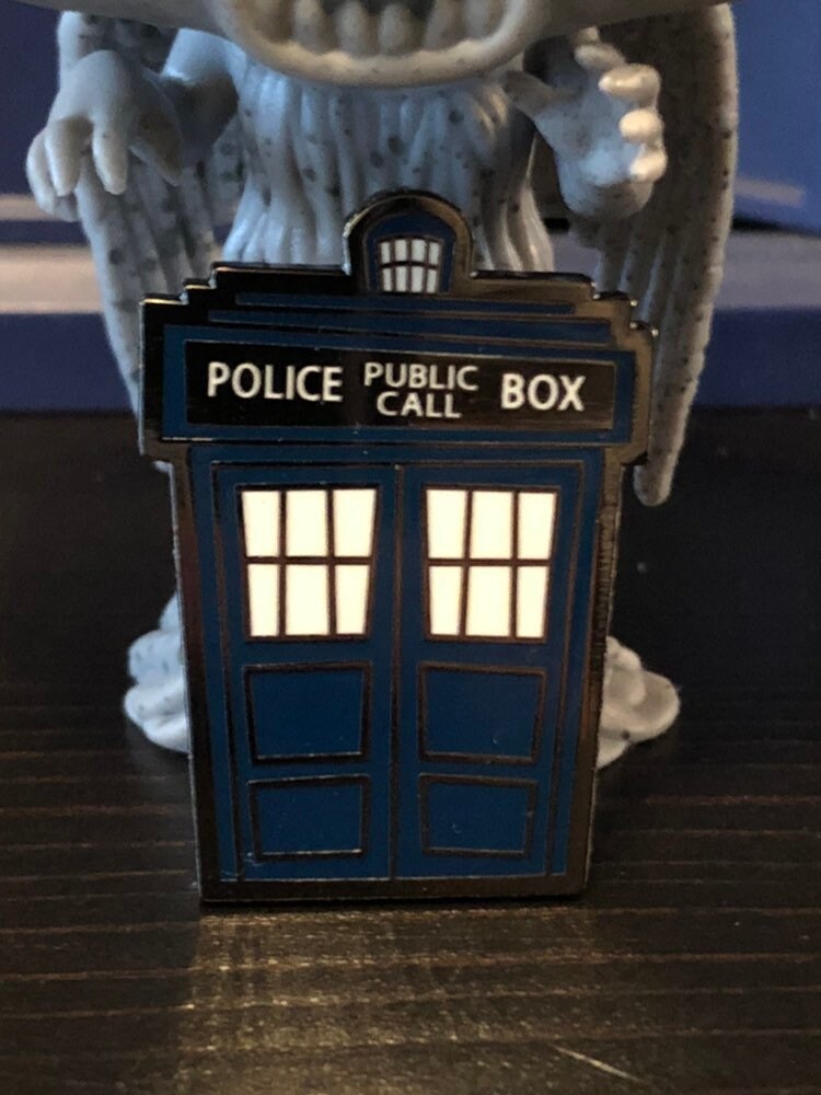 Kleiner Polizei Box Emaille Pin von geekboypress