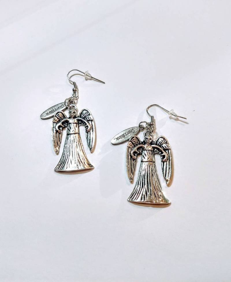 2 "Weinende Engel Ohrringe Whovian Inspirierte Antike Silber "Doctor Who" Große Anhänger 2 "Weinende Engel Ohrringe Whovian Inspirierte Antike Silber "Doctor Who" Große Anhänger von geekiecraftie