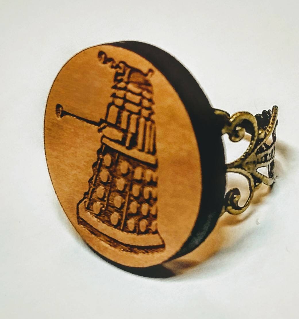 Dalek Ring Antik Kupfer Ton & Holz Laser Graviert Erwachsene Einstellbar Dalek Ring Antik Kupfer Ton & Holz Laser Graviert Erwachsene Einstellbar von geekiecraftie