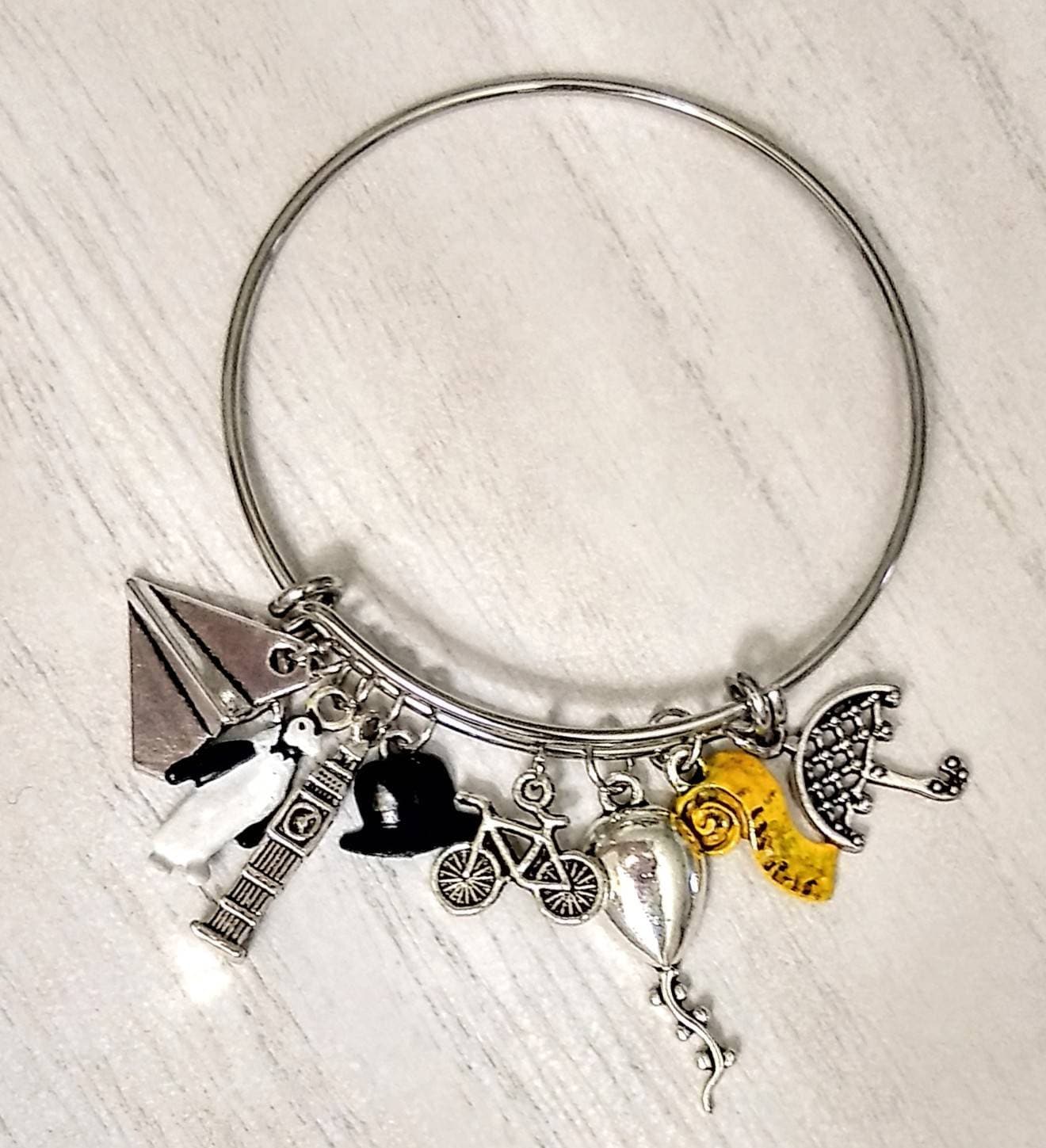 Praktisch in Jeder Hinsicht Perfekt Mary Poppins-Inspirierter Charm Armreif Bettelarmband Handbemalte Emaille-Charms Praktisch in Jeder Hinsicht Perfekt Mary Poppins-Inspirierter Charm Armreif Bettelarmband Handbemalte Emaille-Charms von geekiecraftie