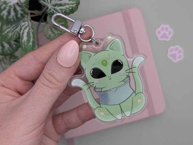 Alien Katze Acryl Schlüsselanhänger, Silber Outfit, Kawaii Charm von geekyfeels