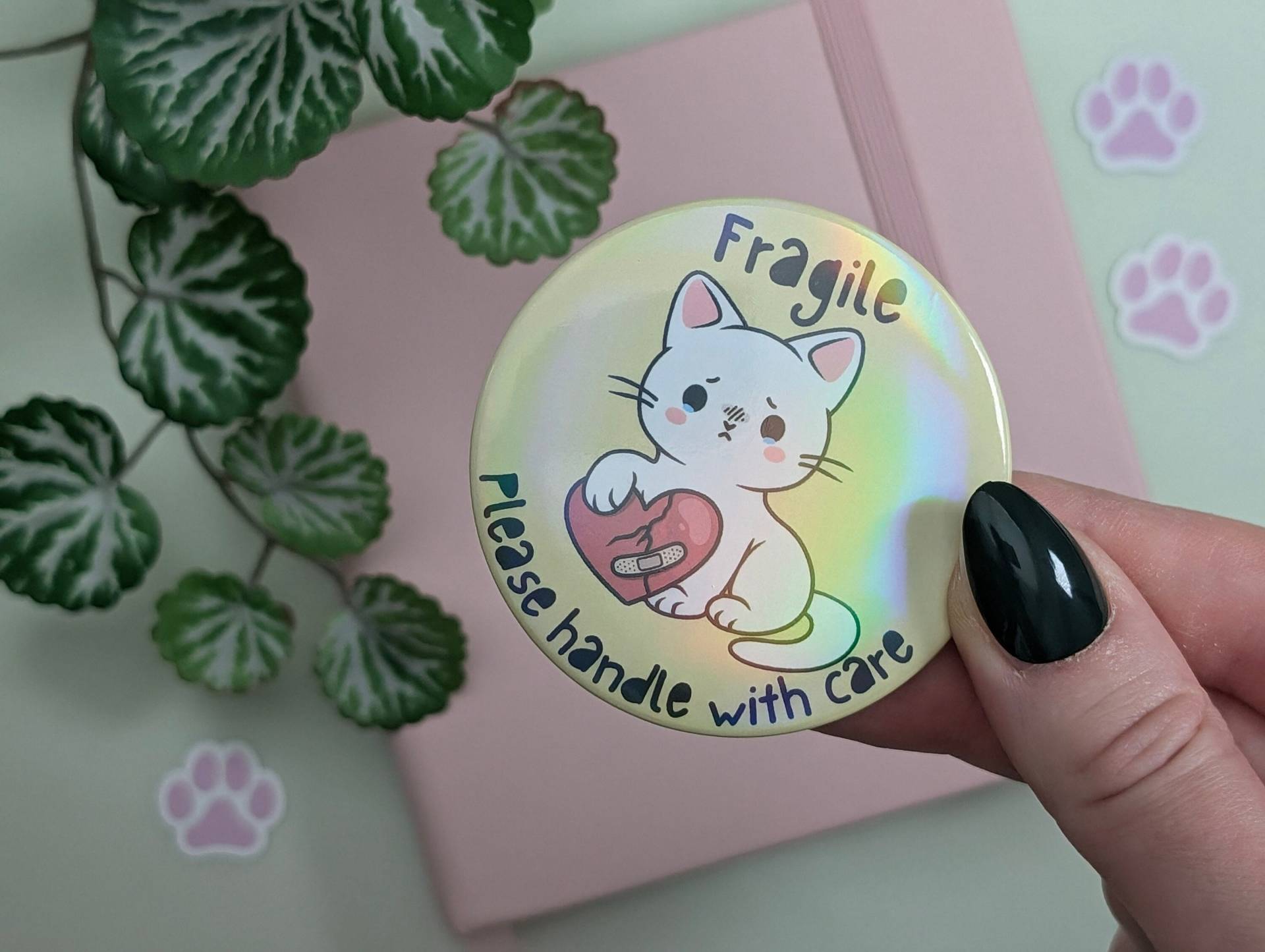 Fragile Katze Knopf, Fragile - Bitte Vorsichtig Behandeln, Süße Katze Aus Weissblech, Lustiger Meme Kawaii Zitat Kunst, Holo-Effekt Fragile Katze Knopf, Fragile - Bitte Vorsichtig Behandeln, Süße Katze Aus Weissblech, Lustiger Meme Kawaii Zitat Kunst, Holo-Effekt von geekyfeels