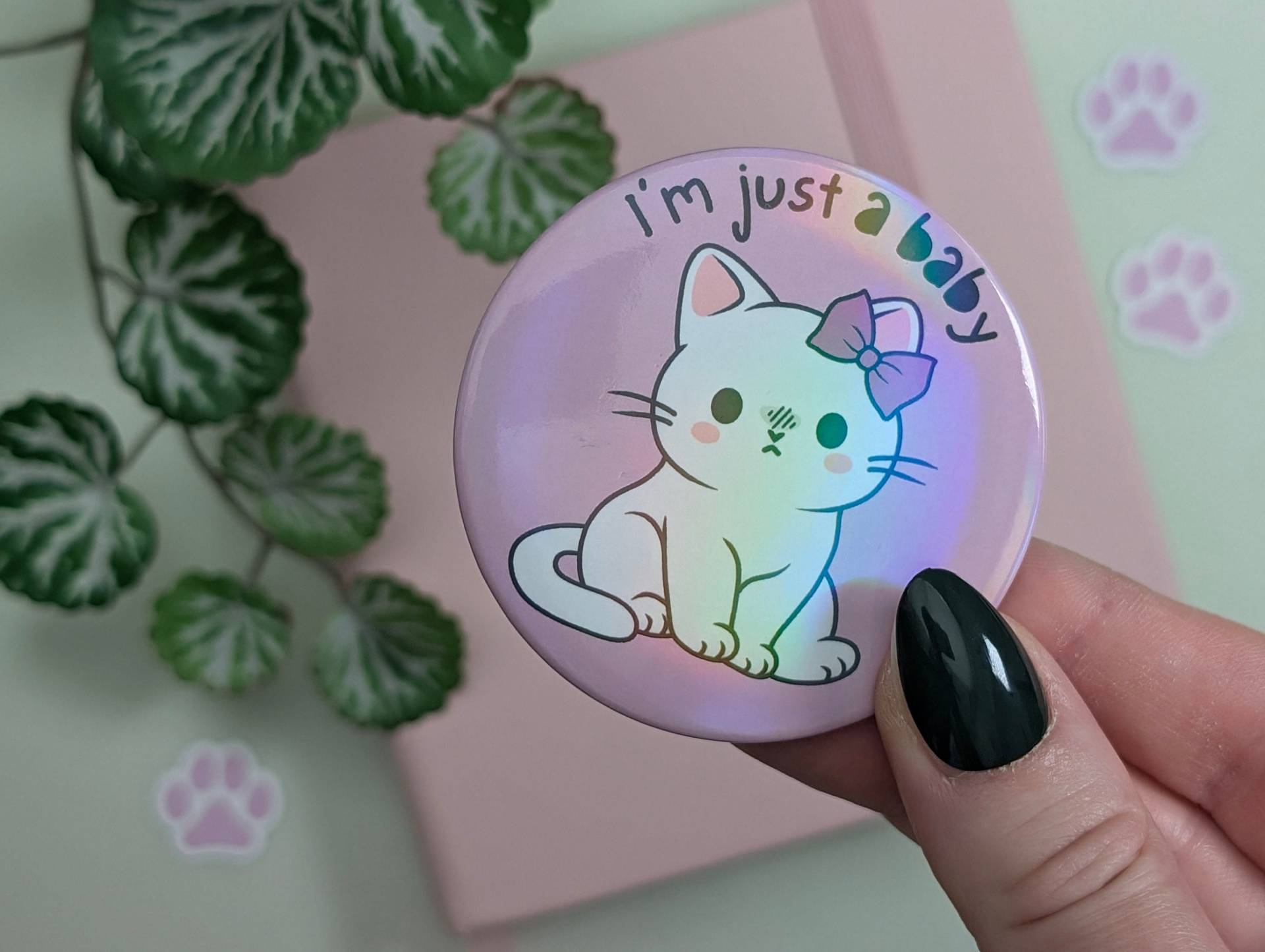 Kawaii Katze Button "I'm Just A Baby" Meme, Holo Regenbogen Effekt." von geekyfeels
