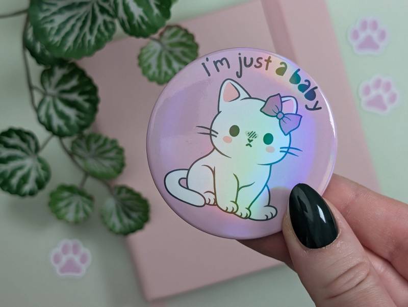 Kawaii Katze Button "I'm Just A Baby" Meme, Holo Regenbogen Effekt." von geekyfeels