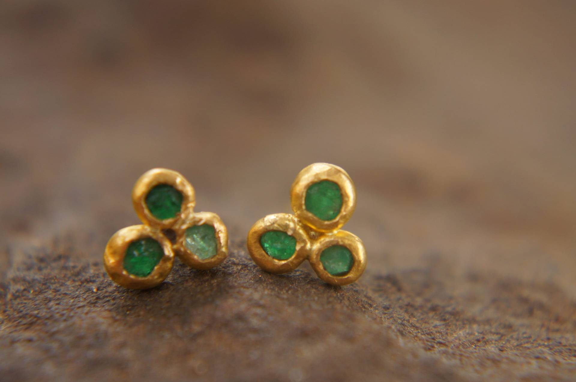 22K Massives Gold/Grüne Smaragd Ohrstecker/22K Gold Ohrringe/Grüner Smaragd/Goldohrstecker/22K Goldohrstecker von geffenjewelry