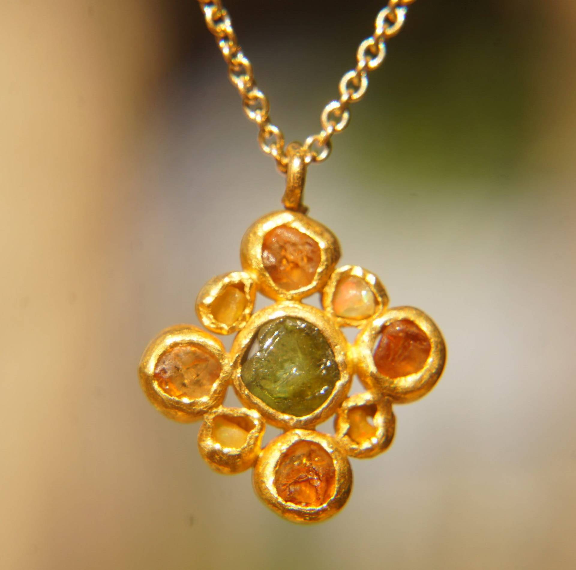 24 K Gold Anhänger/Kreuz Gold Handwerker Charme //Grün //Handwerker //Roh Edelstein von geffenjewelry