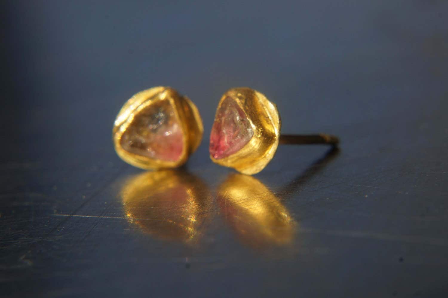 24 K Massives Gold - Wassermelone Turmalin Ohrstecker Gold Ohrringe-Gold Ohrstecker-24 Ohrringe-Roh Ohrringe von geffenjewelry