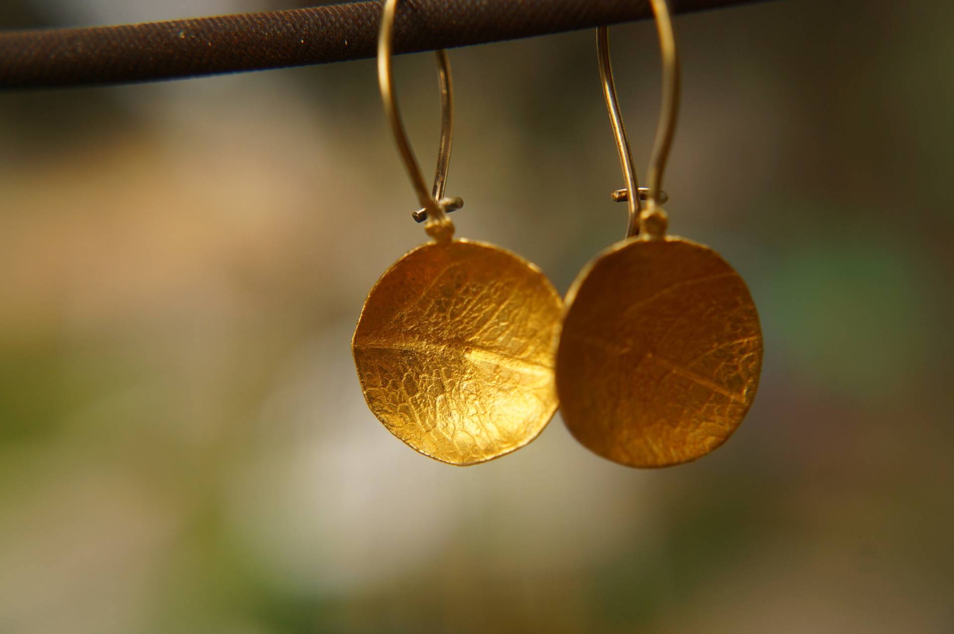 24 K Solide Gold Blatt Textur Ohrringe, Kreis Ohrringe Handwerker Handgefertigte Boho von geffenjewelry