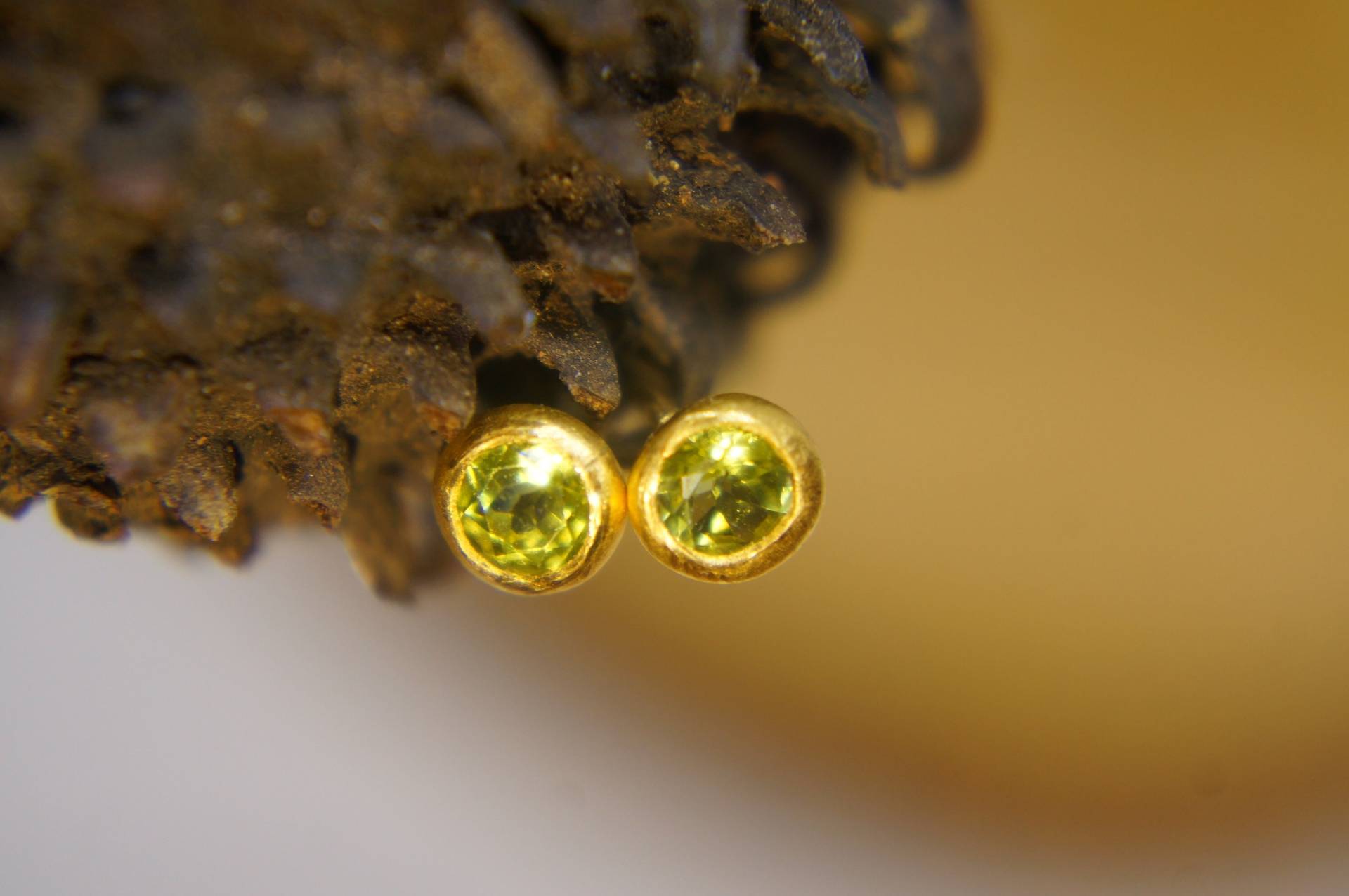 24K Gold//Grüne Peridot Ohrringe//24K Gold Ohrstecker// Ohrringe//Grüne Ohrringe// Mit Stein//Goldene Ohrstecker von geffenjewelry