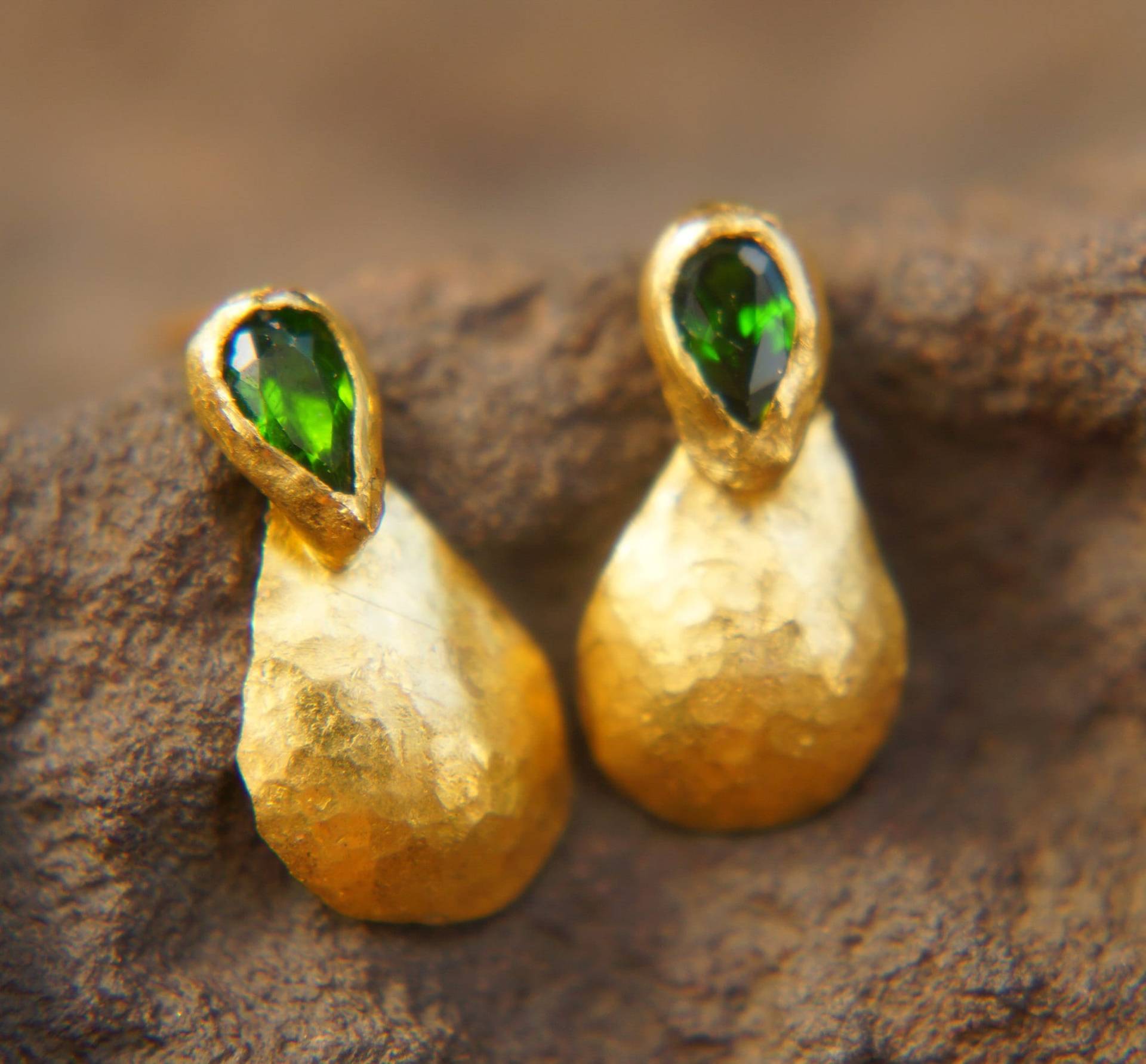 24K Gold//Grüne Tropfenohrringe//24K Gold Ohrstecker// Ohrringe//Grüne Diopsid Ohrringe// Mit Stein//Feste Ohrstecker von geffenjewelry
