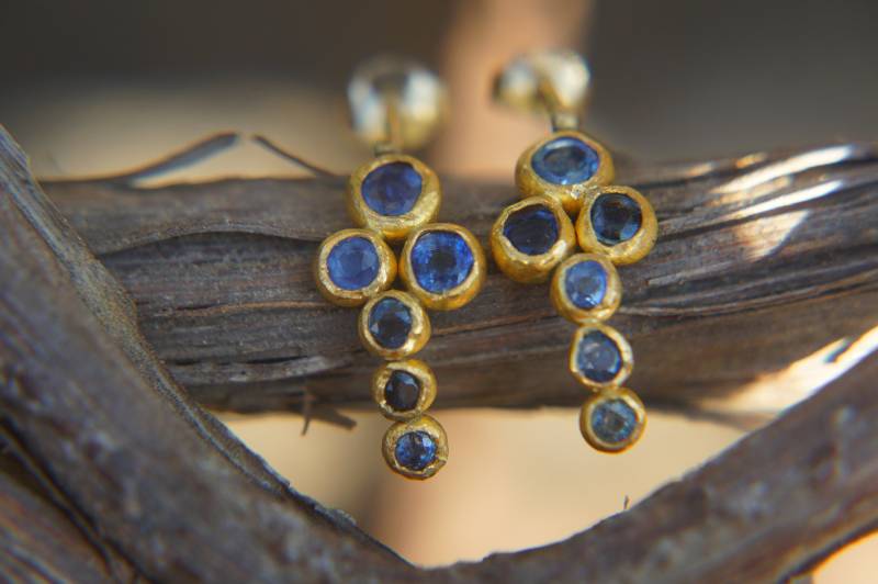 24K Gold // Blauer Saphir - Hoop Ohrringe Creolen Ohrstecker von geffenjewelry