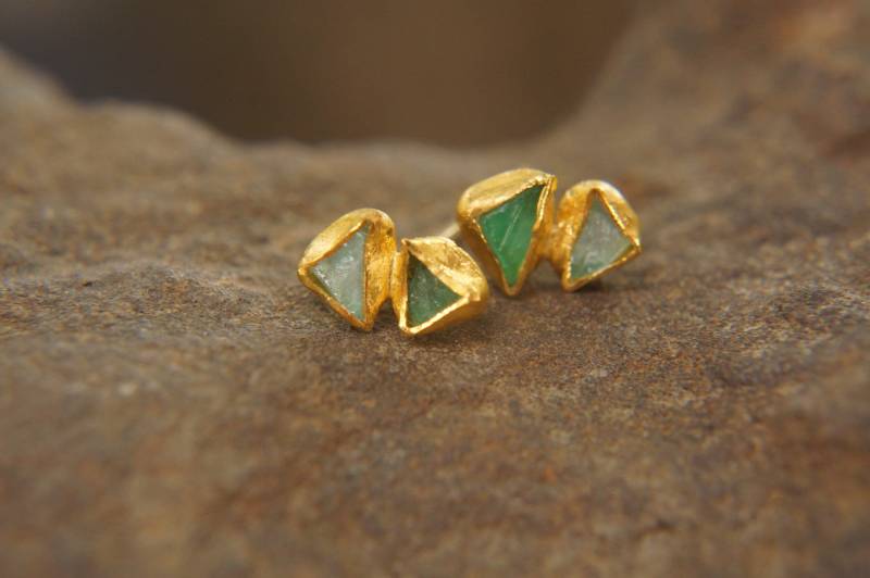24K Gold // Raue Smaragd Ohrstecker Ohrringe Ungeschliffener Edelstein Ungeschliffene Handwerkliche von geffenjewelry
