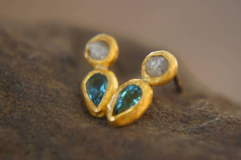 24K Gold // Rohdiamant Blautopas Und Diamant Ohrringe Ohrstecker Goldohrringe Diamantohrringe Goldohrring von geffenjewelry