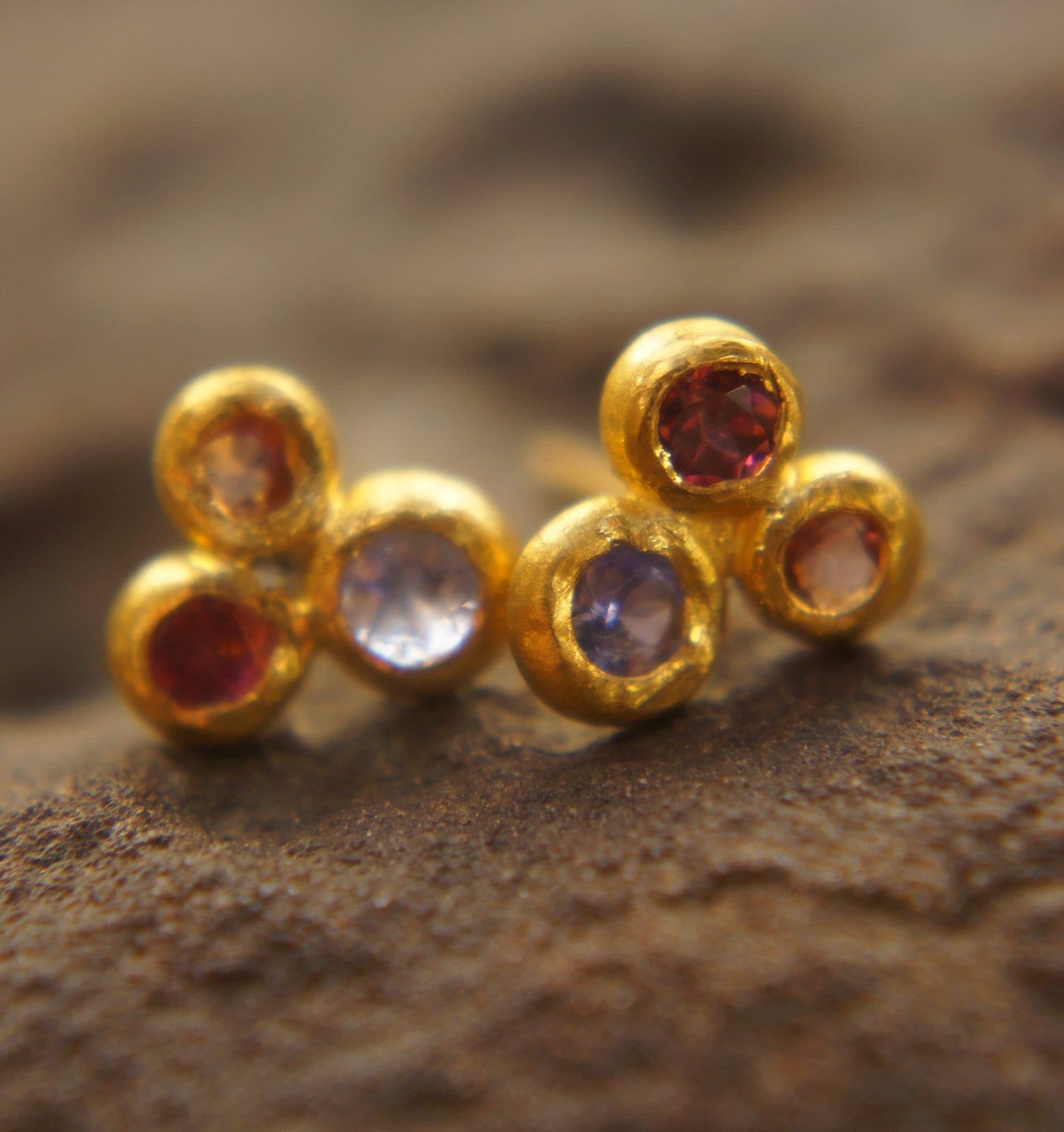 24K Gold // Tansanit Und Turmalin Rosa Saphir Ohrringe Ohrstecker Goldohrringe Goldohrring von geffenjewelry