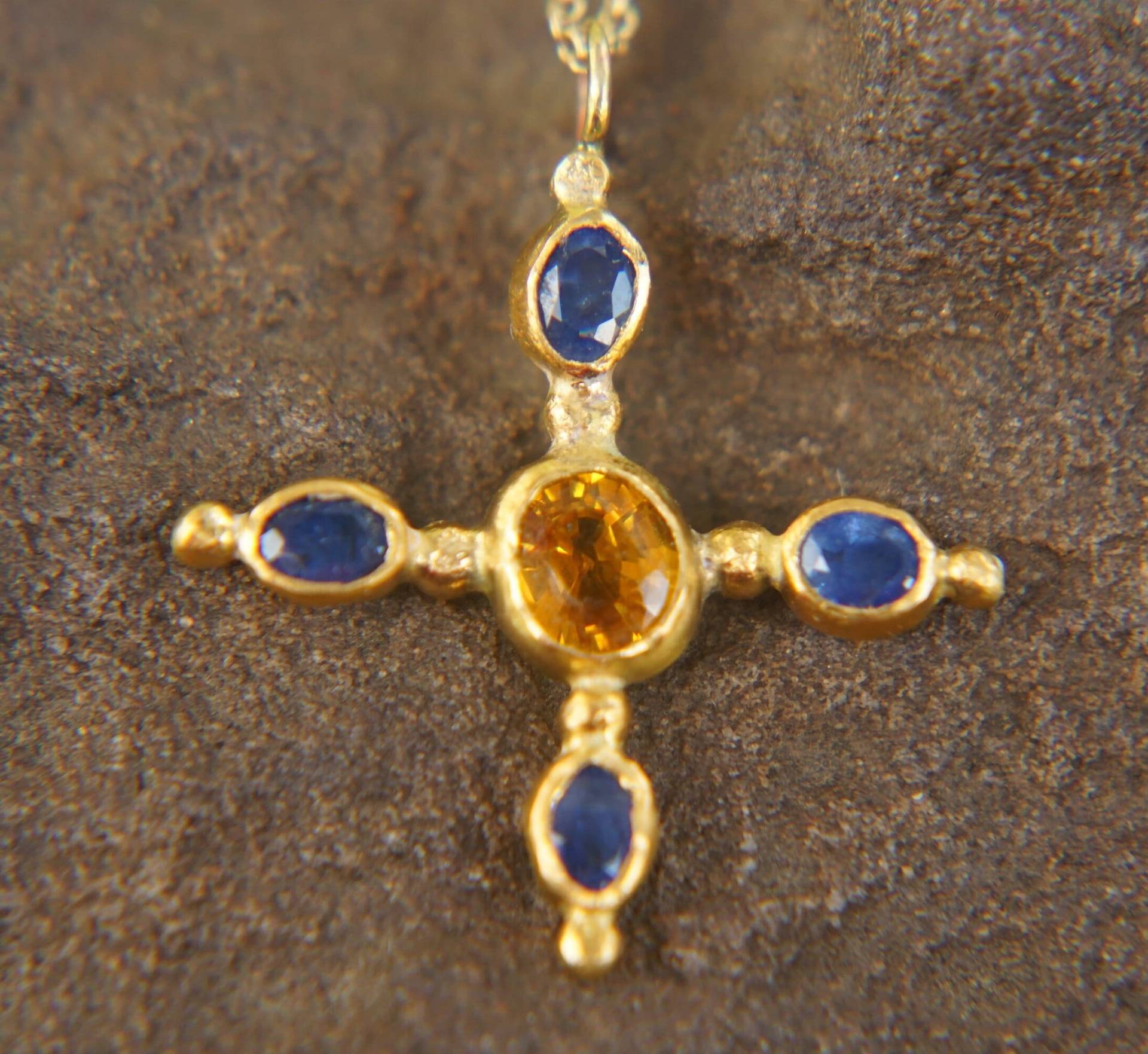 24K Gold Anhänger/Blauer Saphir Kreuz/Gold Kreuz/Saphir Kreuz Anhänger/Multi Stein von geffenjewelry