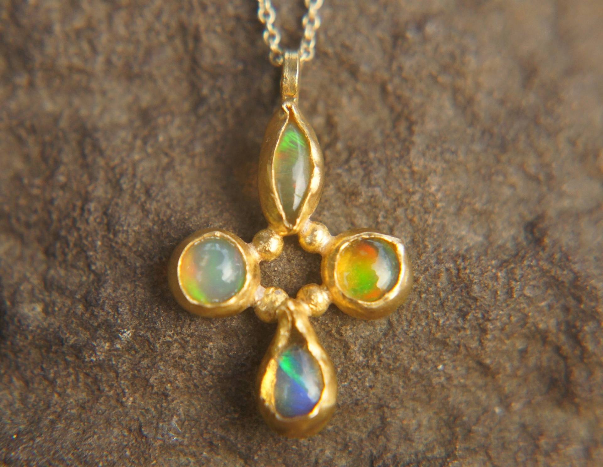 24K Gold Anhänger/Gold Kreuz Kreuz/Gold Anhänger/Multi Stein Kreuz/Kunsthandwerk Kreuz/Opal Anhänger von geffenjewelry