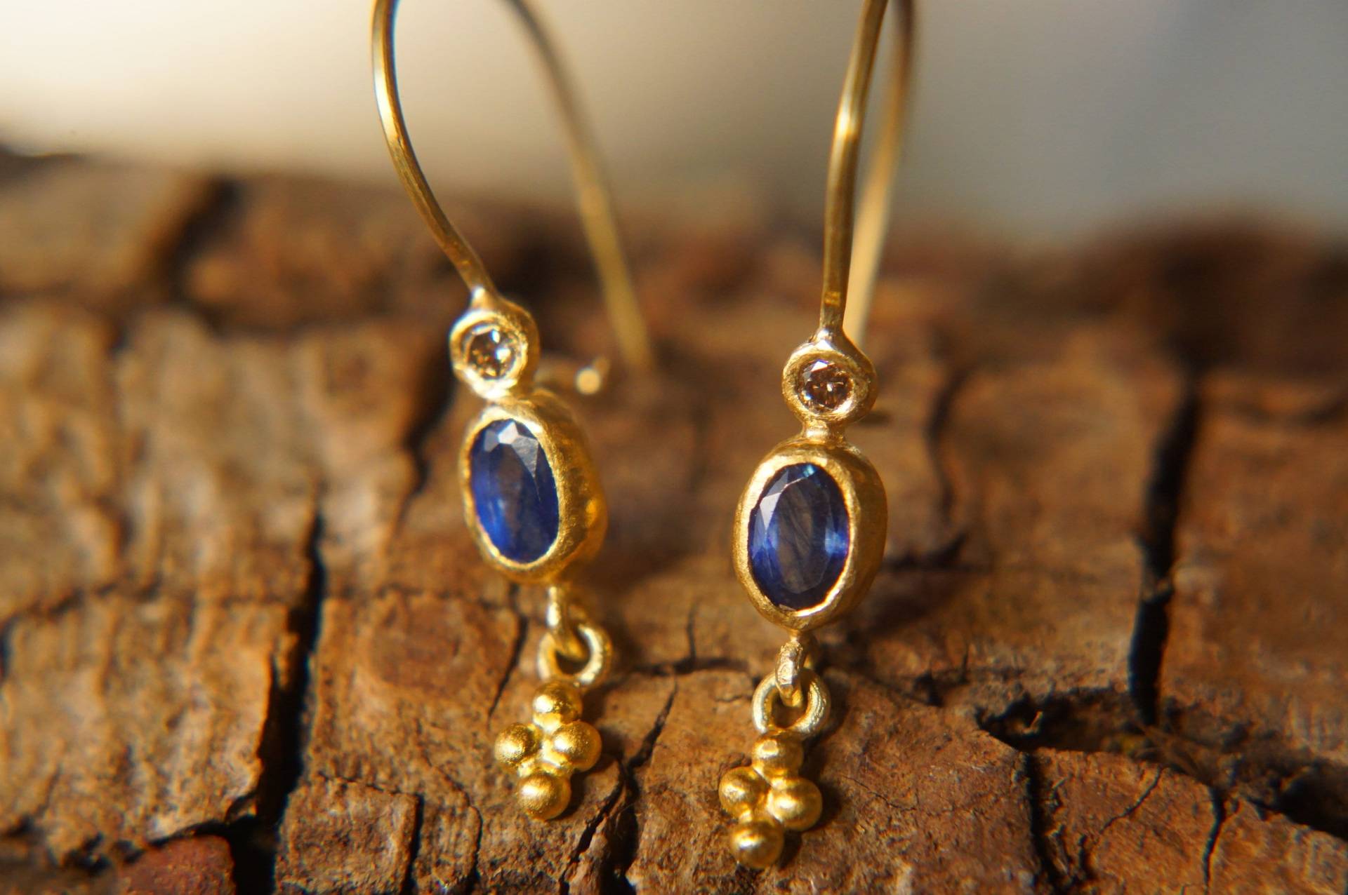 24K Gold Blau Saphir Diamant Ohrring//Blaugold Ohrringe//Gold Ohrringe//24K Ohrringe//Artisan Organic 24K Gold Blau Saphir Diamant Ohrring//Blaugold Ohrringe//Gold Ohrringe//24K Ohrringe//Artisan Organic von geffenjewelry