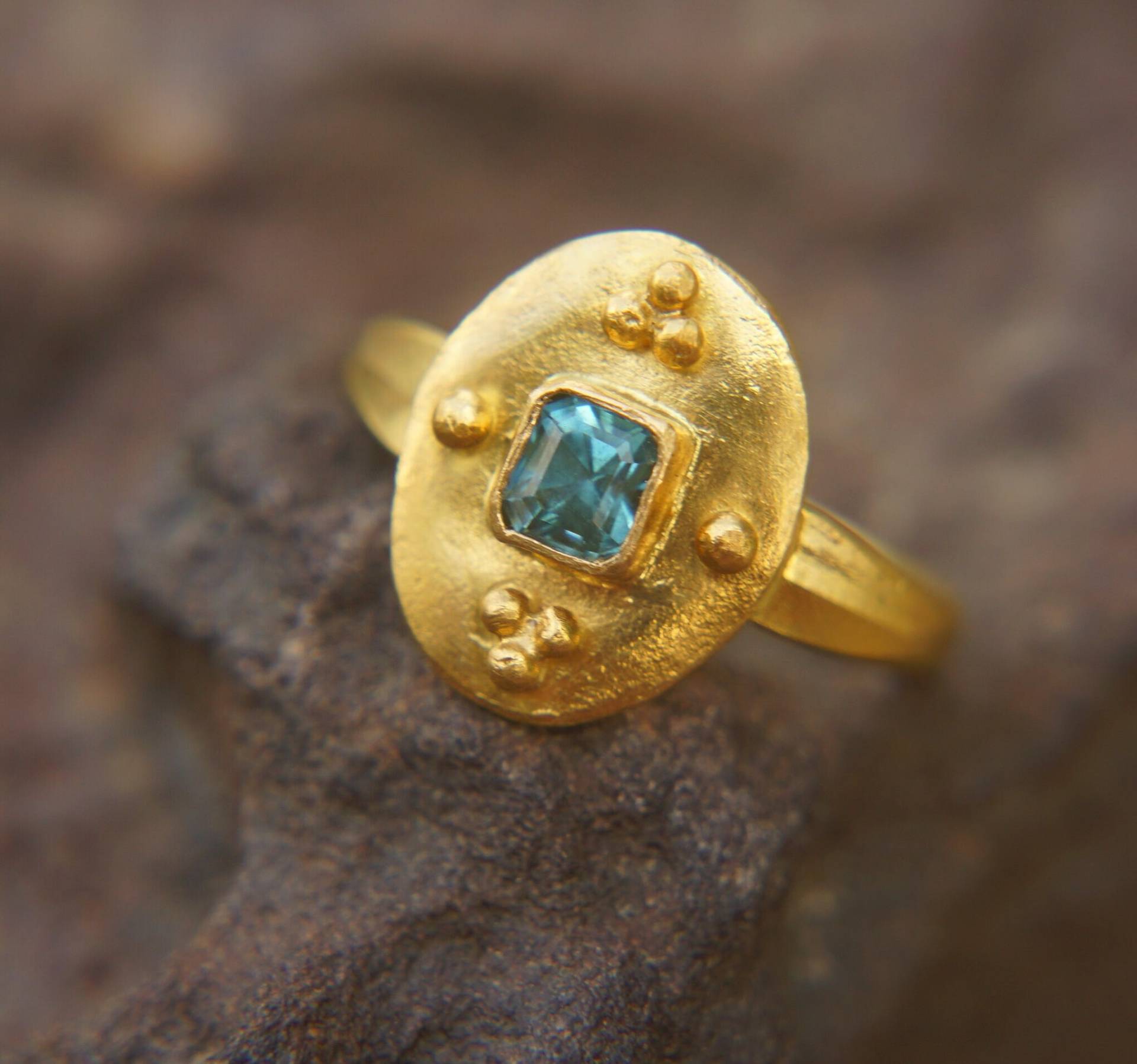 24K Gold Blauer Turmalin Ring // Gold 24 Karat Schmuck Einzigartiger Verlobungsring Handwerker von geffenjewelry