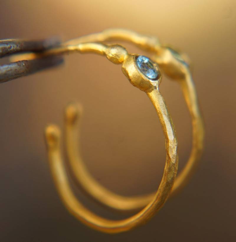 24K Gold Hoop Ohrring//Blautopas Ohrring//24K Goldschmuck//Handgefertigter Künstler Hoops // Einzigartige Rustikale von geffenjewelry