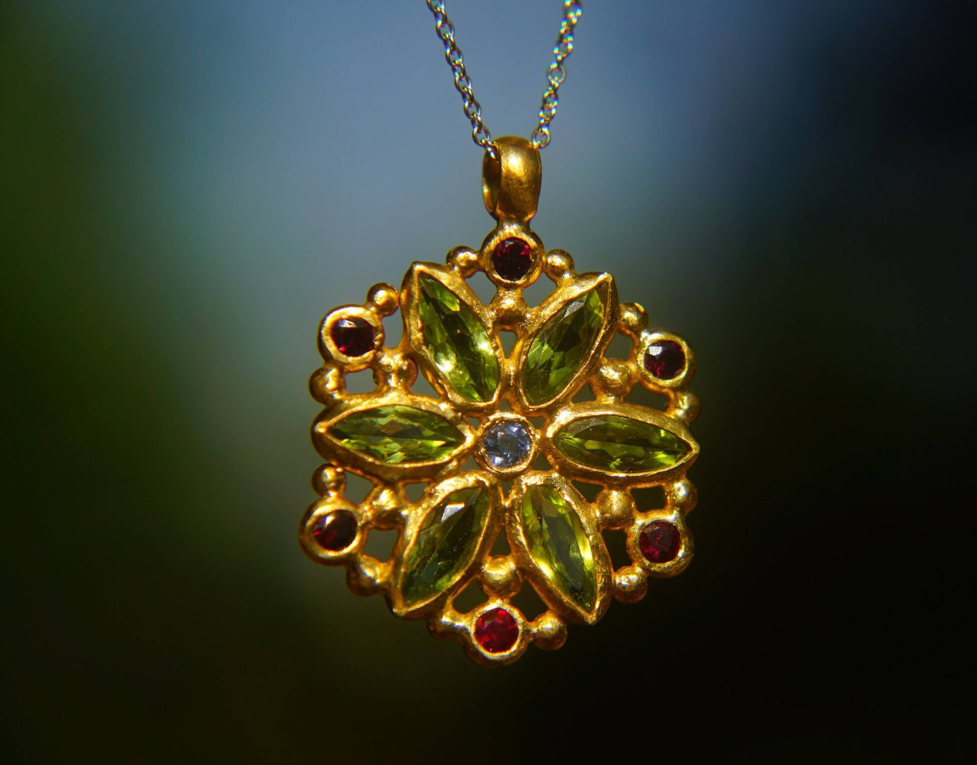 24K Gold Peridot Saphir Anhänger//Handgemachter Anhänger//Einzigartiger Goldanhänger//Mandala Anhänger24K von geffenjewelry