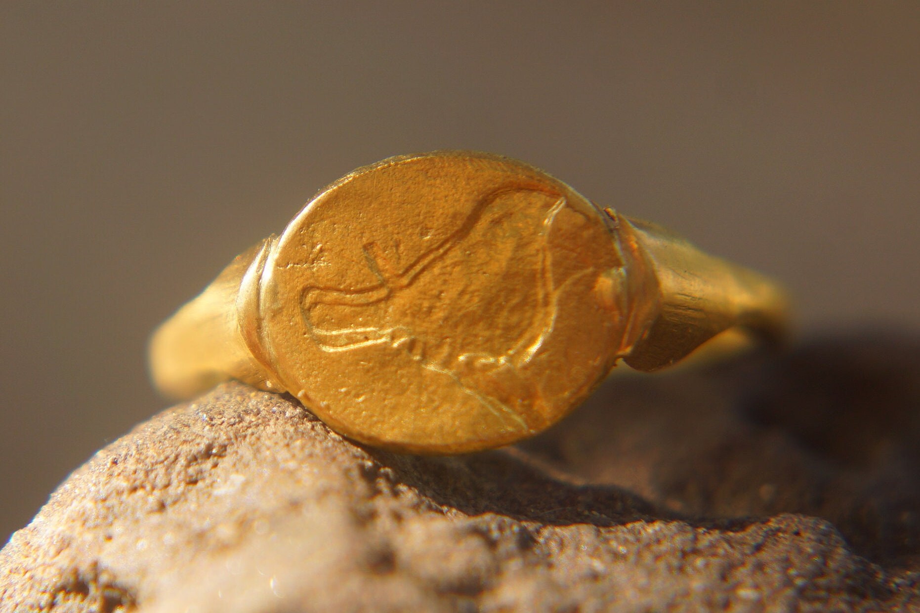 24K Gold Ring, Ein Vogel Münze Artizan Handgemachte Einzelstück Alte Signet Unikat Ring von geffenjewelry