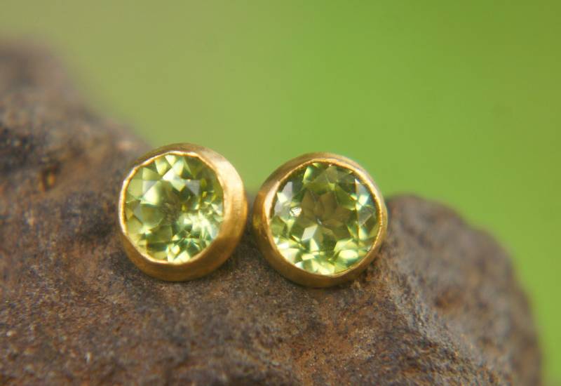 24K Gold Rund Peridot Ohrstecker // Gold Ohrringe Runde von geffenjewelry