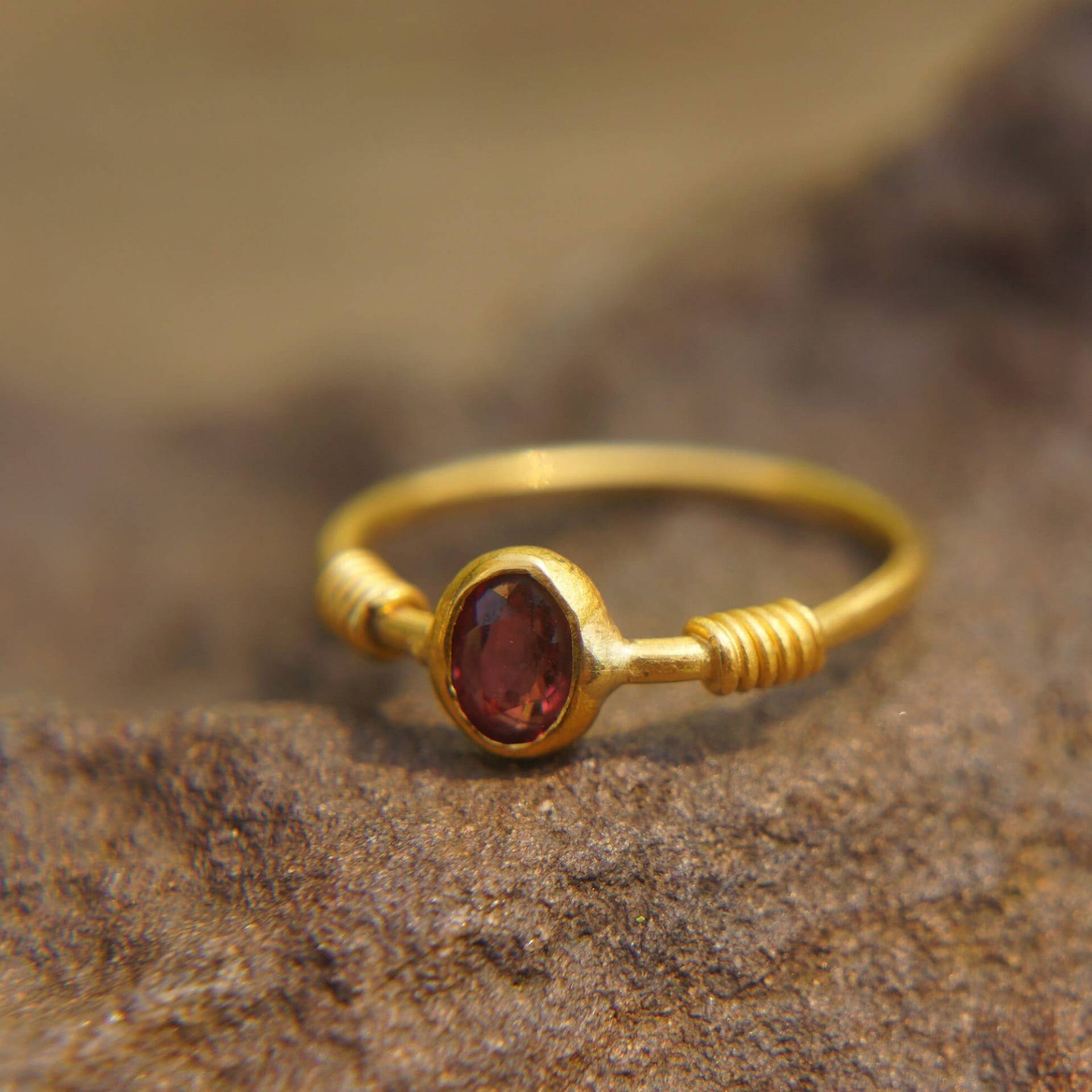 24K Gold Saphir Ring // Handgeschmiedeter Roter Goldring von geffenjewelry