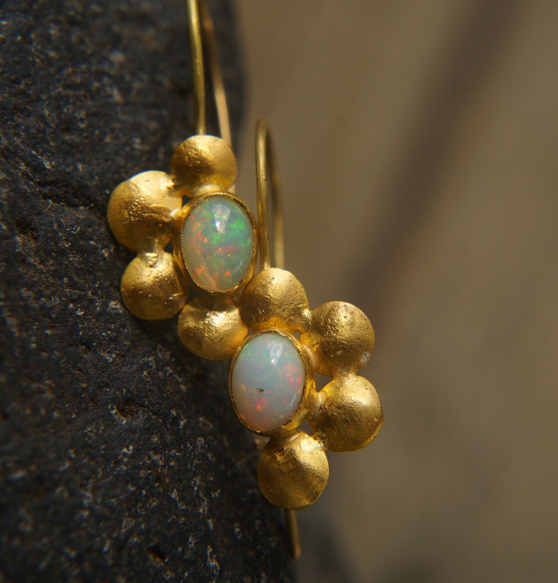 24K Goldohrringe/24K Opal Ohrringe/Goldene Ohrringe/Opal Ohrringe von geffenjewelry