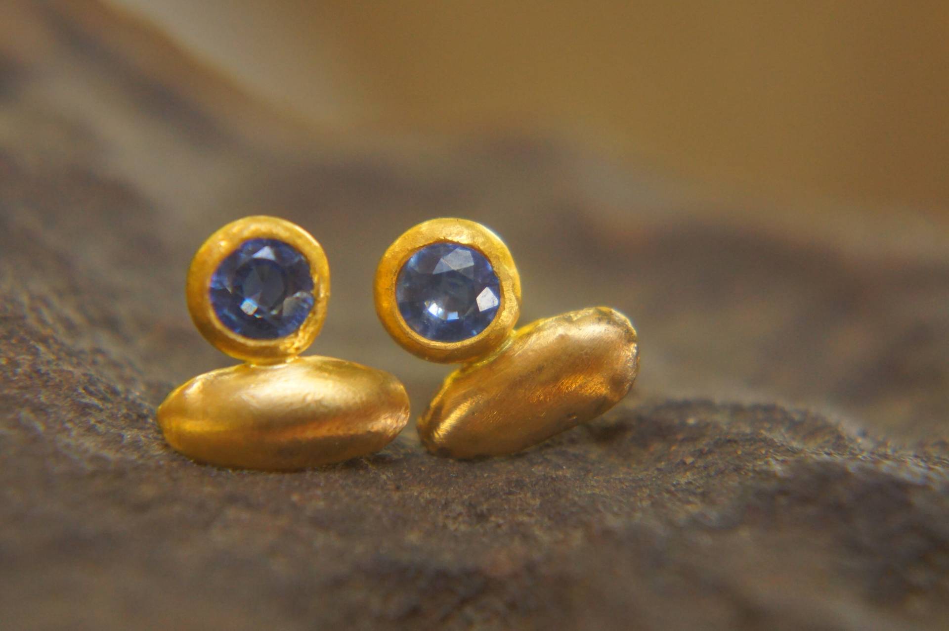 24K Massives Gold//Blauer Saphir Ohrstecker//Blaue Ohrringe//Ohrringe Gold Ohrstecker//2K Gold Ohrringe//Saphir Ohrringe//24K Ohrring von geffenjewelry