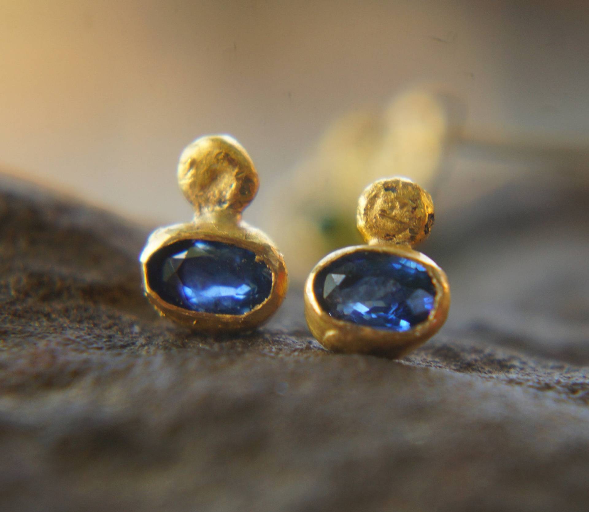24K Massives Gold//Blauer Saphir Ohrstecker//Blaue Ohrringe//Ohrringe Gold Ohrstecker//2K Gold Ohrringe//Saphir Ohrringe//24K Ohrring von geffenjewelry