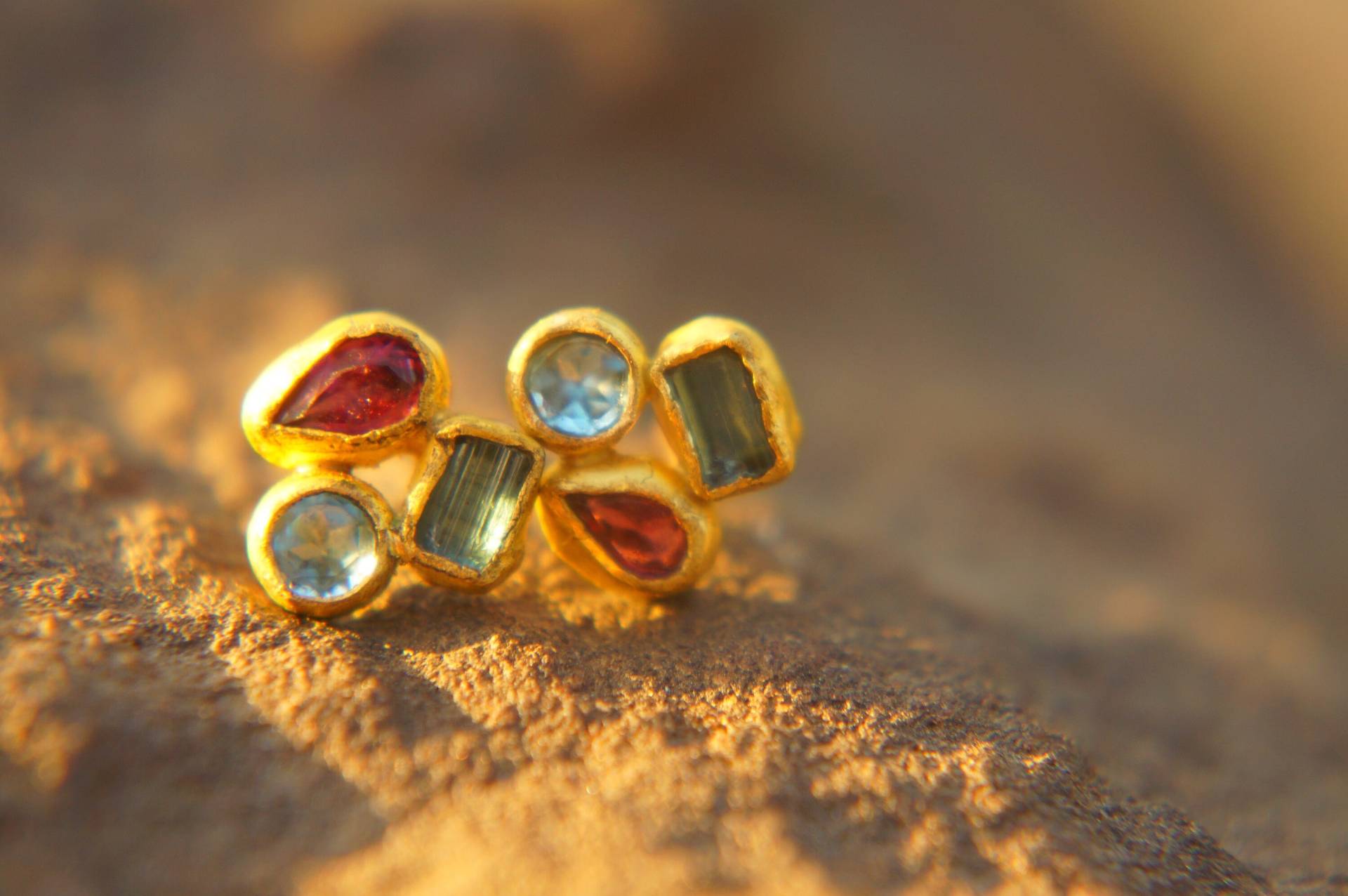 24K Massivgold // Turmalin-Topas-Rhodolith Gold Ohrstecker Ohrringe Edelsteinohrringe Goldschmuck Einzelstück von geffenjewelry