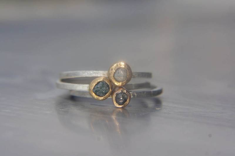 3 Rohdiamant Ring-22 K Gold Stapeln Ring-Stapeln Ringe Set-Gefen-Engagement Ring-Rohdiamant Ring-Alternative Diamant-Weiß-Diamant-Ring von geffenjewelry