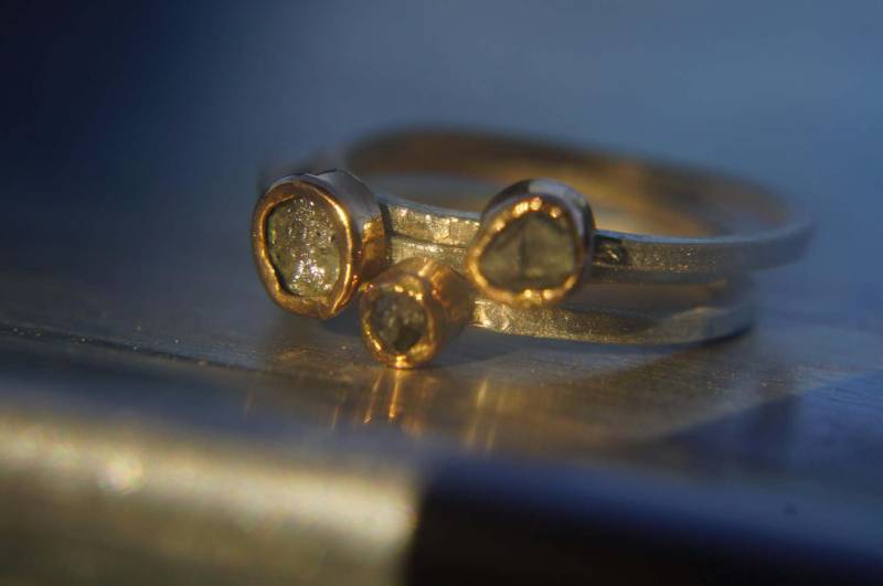 3 Rohdiamant Ring-22K Gold Stapelring-Stapelringe-Set-Gefen-Verlobungsring-Rohdiamant Ring-Alternativer Diamant-Weißer Diamant Ring von geffenjewelry