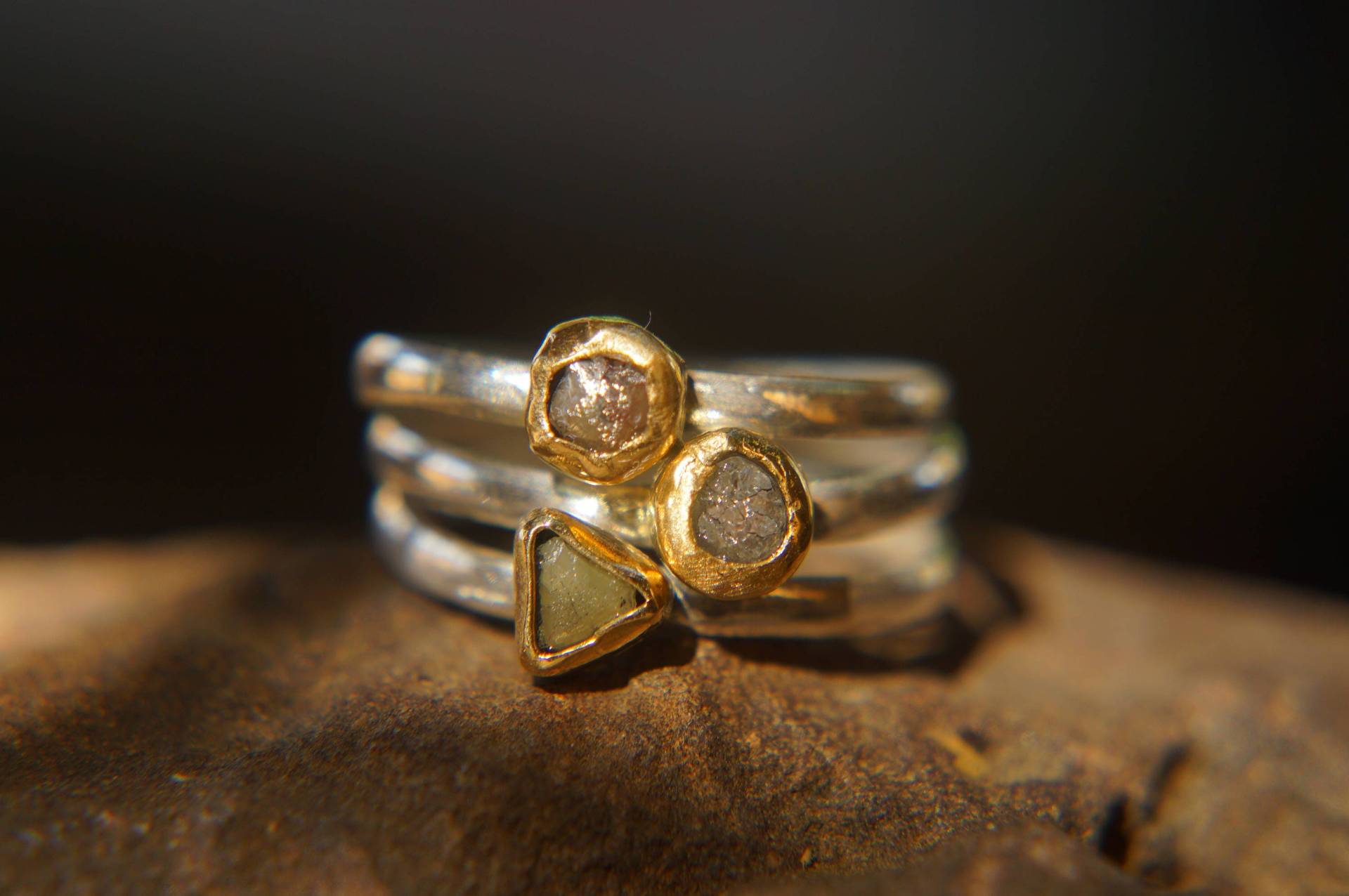 3 Rohdiamant Ring-Gold Stapelring-Stapelringe-Set-Gefen-Verlobungsring-Rohdiamant Ring-Alternativer Diamant-Weißer Diamant Ring von geffenjewelry