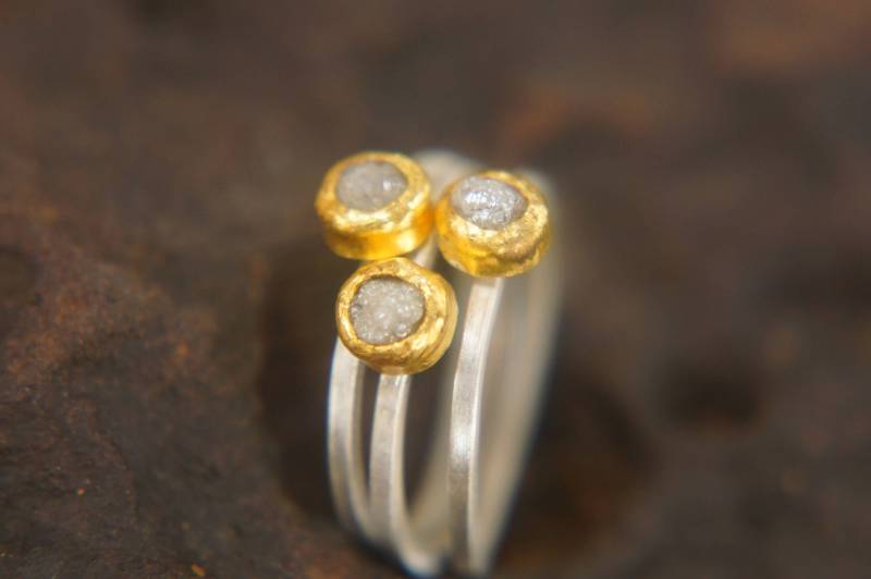 3Er Rohdiamant Ring-Gold Stapelring-Stacking Ringe Set-Gefen-Verlobungsring-Rohdiamant Ring-Alternative Diamant-Weißer Diamant Ring von geffenjewelry