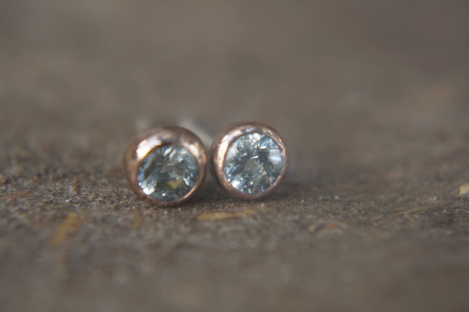 Aqua Marine- Rosegold Ohrringe Damen- Geschenk Für Frauen-Rotgold - Frau Freundin- 18K- Rosegold- Lünette Ohrstecker- Ohrstecker Aqua Marine- Rosegold Ohrringe Damen- Geschenk Für Frauen-Rotgold - Frau Freundin- 18K- Rosegold- Lünette Ohrstecker- Ohrstecker von geffenjewelry