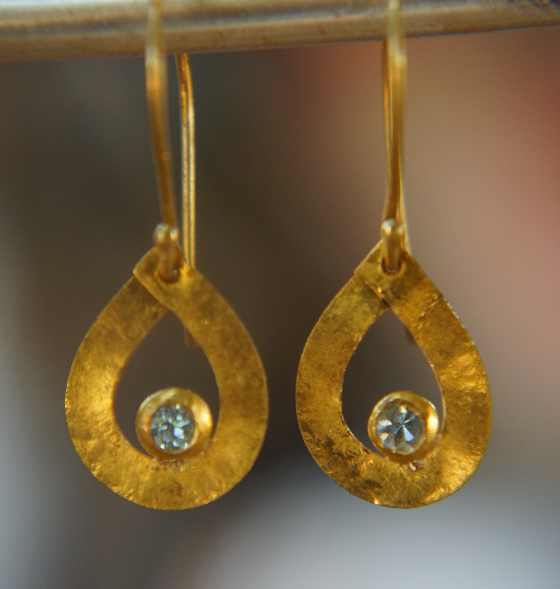 Aquamarin 24K Massive Gold Birne Ohrringe, Tropfen Ohrringe 24 K Handwerker, Gold Baumeln von geffenjewelry