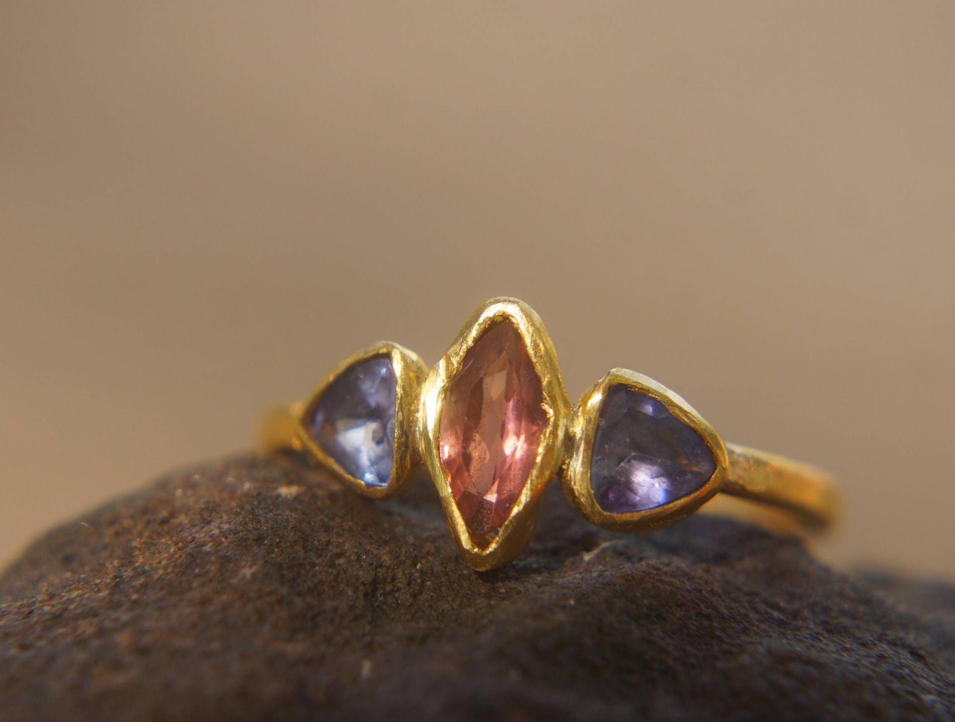 Blauer Saphir Ring, Gold 24K Einzigartiger Verlobungsring, Rohdiamant Mit 2 Diamanten von geffenjewelry