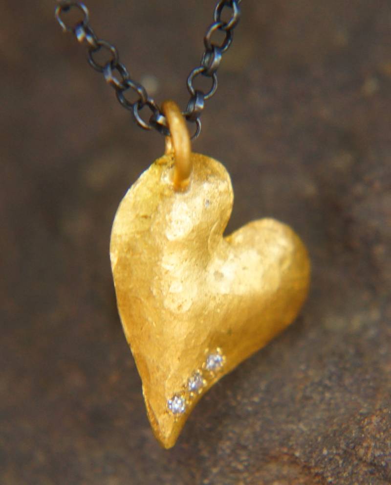 Diamanten Herz Anhänger, Gold Gehämmert Halskette, Rustikale Diamanten, Ein Unikat Aus 24 Karat Gold, Hochkarätiges von geffenjewelry