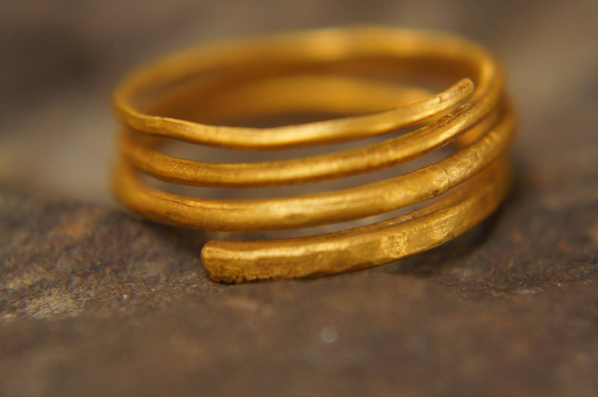 Ein Stapelgoldring /24K Gelbgold /Gehämmerter Handgemachter Ring/Einzelling/Dünner Stapelgoldring/24K Massives Gold/24K Trauring von geffenjewelry