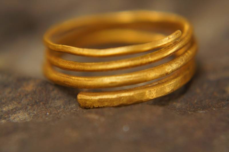 Ein Stapelgoldring /24K Gelbgold /Gehämmerter Handgemachter Ring/Einzelling/Dünner Stapelgoldring/24K Massives Gold/24K Trauring von geffenjewelry