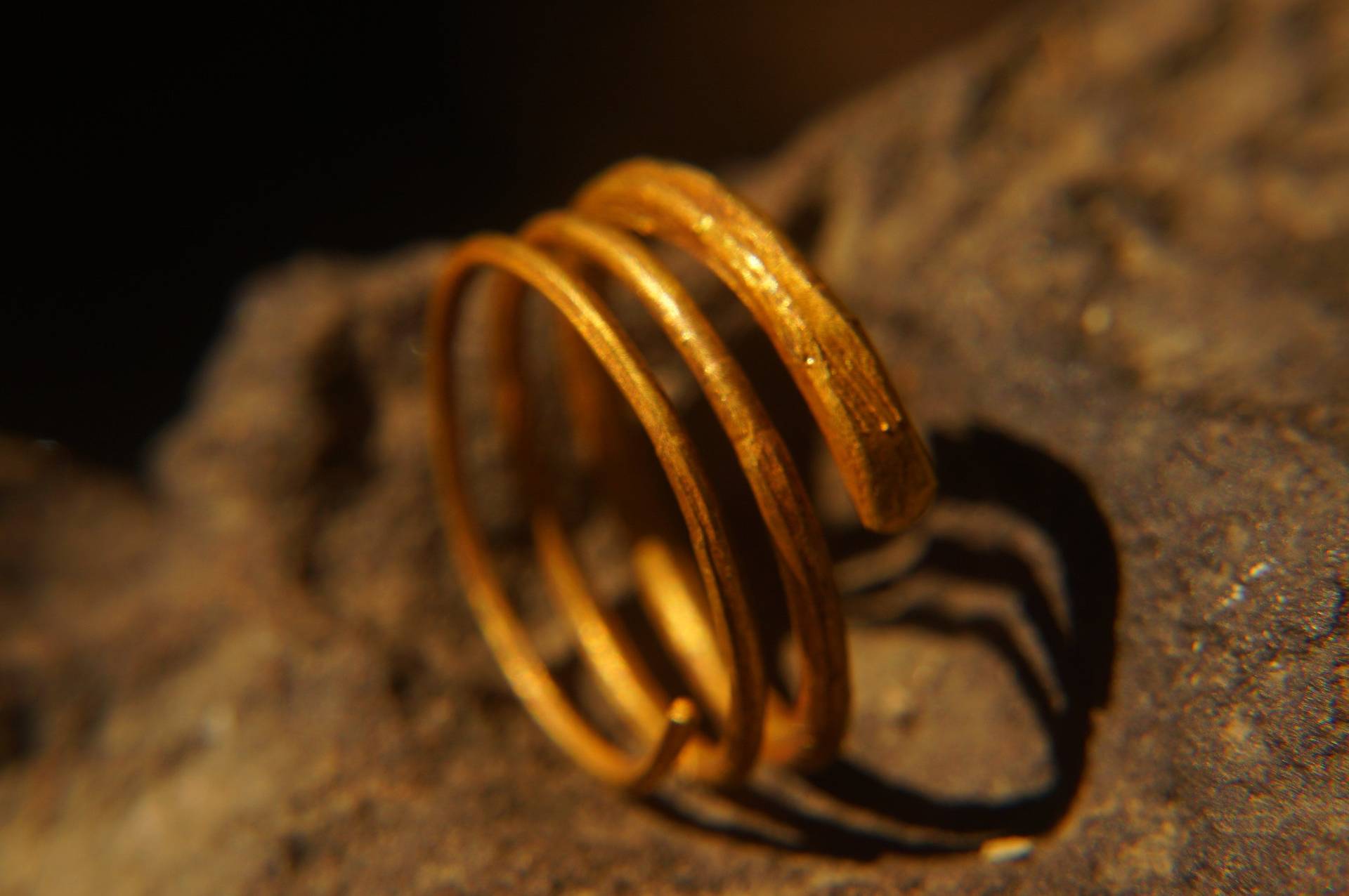 Eine Stapeln Gold Ring/24 K Gelbgold Gehämmert Handgemachte Ein Von Einer Art Dünne Solide Gold 24K Ehering von geffenjewelry