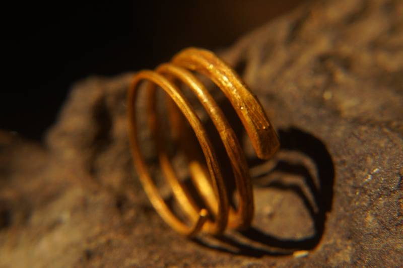 Eine Stapeln Gold Ring/24 K Gelbgold Gehämmert Handgemachte Ein Von Einer Art Dünne Solide Gold 24K Ehering von geffenjewelry