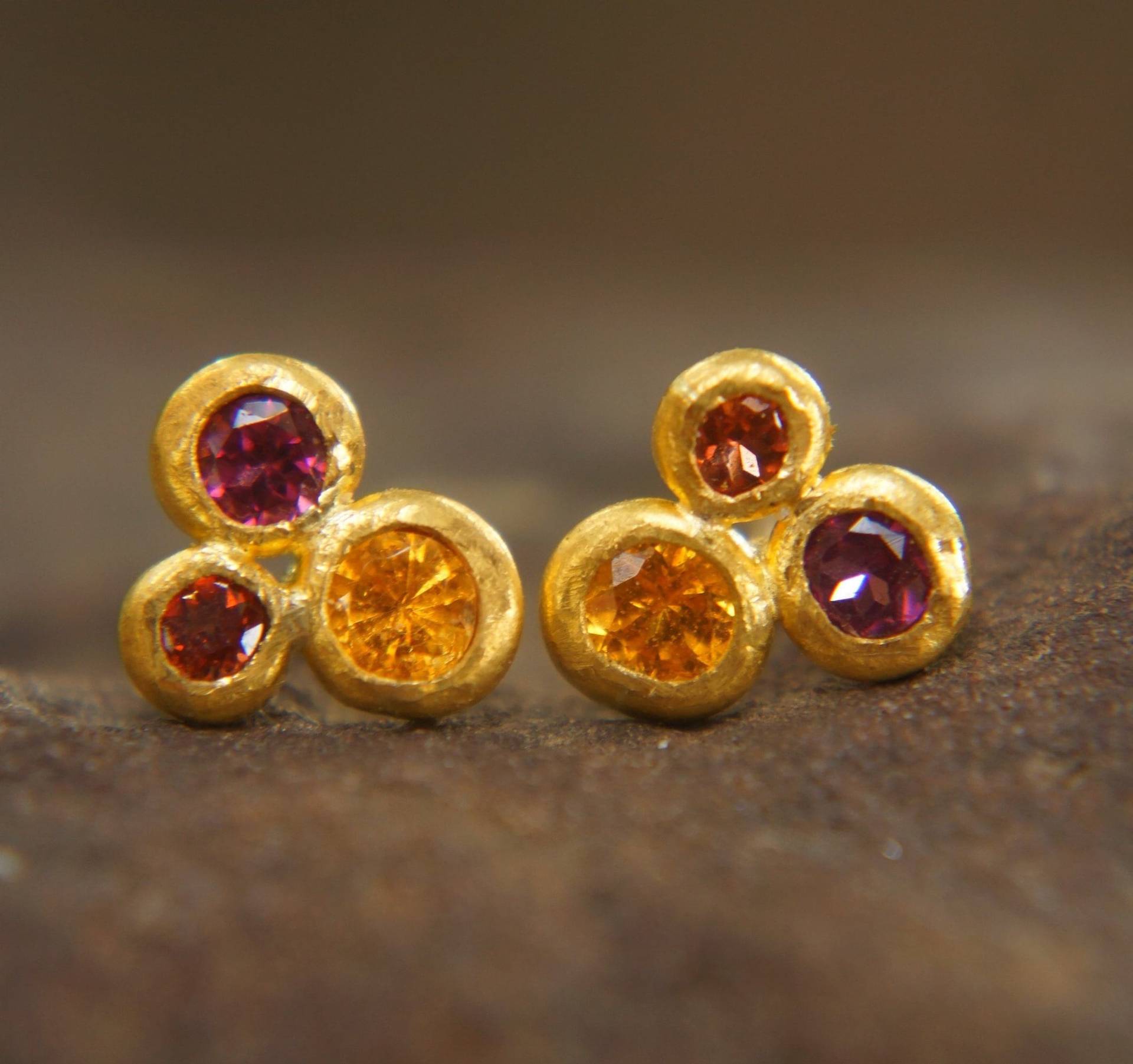 Gold Granat Ohrstecker // 24 Karat Unikat Ohrringe Handgefertigter von geffenjewelry