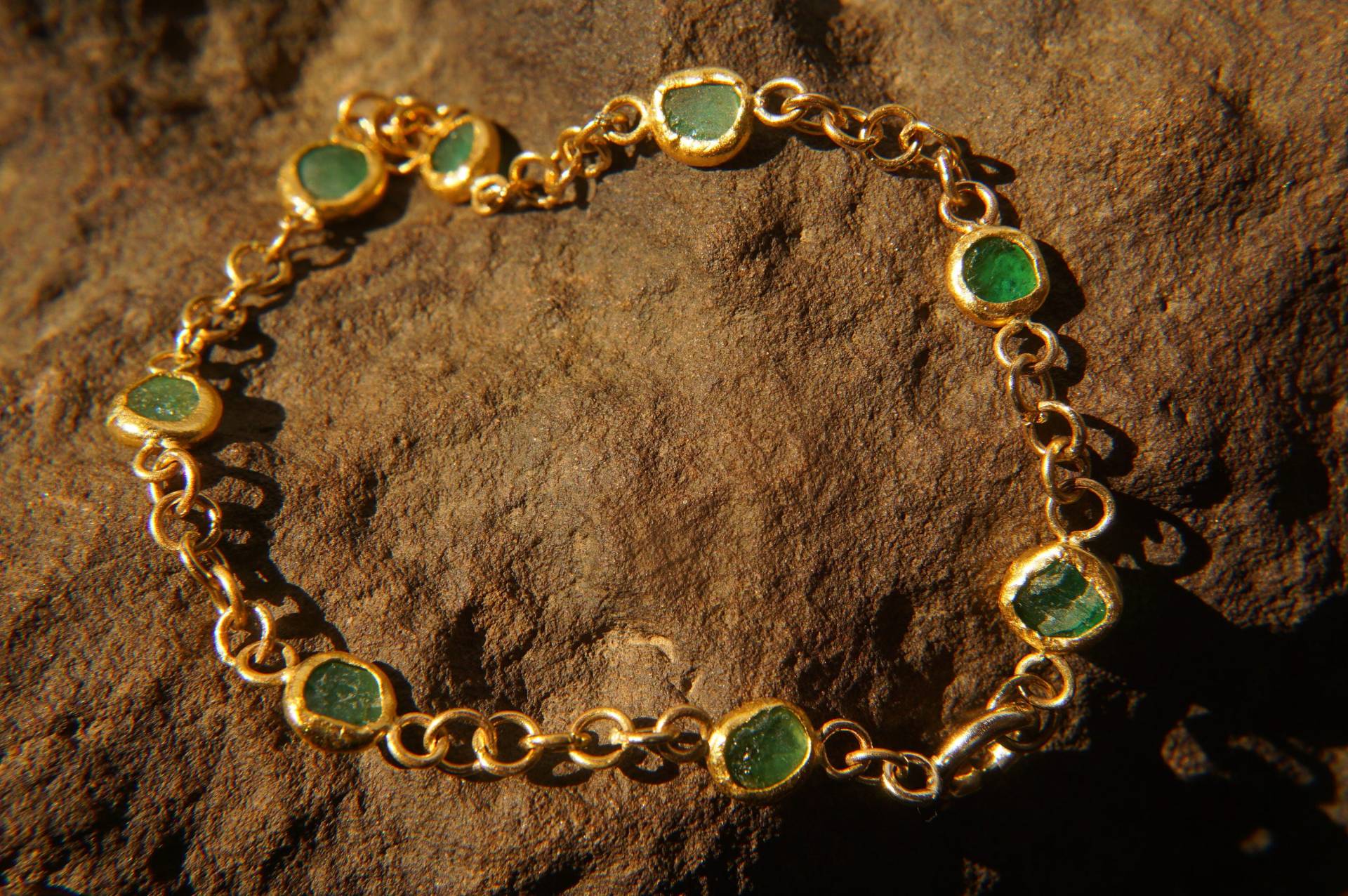 Gold Smaragd Armband//24K Armband//Charm Armband Mit Edelstein Stein//Diamant Armband//Rohstein Charme//24K von geffenjewelry